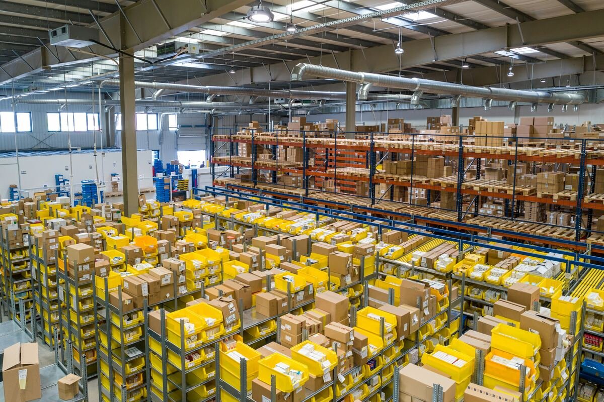 Fulfillment centre inventory shelving